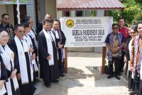 Bupati Mura Heriyus saat menghadiri Ibadah Pentahbisan Gereja sekaligus Peresmian Pastori Jemaat GKE Pandohon Iman Tahujan Ontu di Desa Tahujan Ontu, Kecamatan Tanah Siang Selatan, Minggu (12/7/2026).