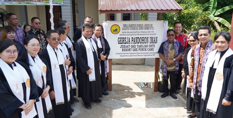 Bupati Mura Heriyus saat menghadiri Ibadah Pentahbisan Gereja sekaligus Peresmian Pastori Jemaat GKE Pandohon Iman Tahujan Ontu di Desa Tahujan Ontu, Kecamatan Tanah Siang Selatan, Minggu (12/7/2026).
