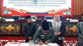 Rapat menyepakati Rancangan Peraturan Daerah (Raperda) tentang Perubahan Ketiga atas Peraturan Daerah Nomor 9 Tahun 2016 dalam Rapat Paripurna ke-8 Masa Sidang II Tahun 2026 yang berlangsung di Ruang Rapat Paripurna DPRD Kabupaten Murung Raya, Kamis (30/7/2026).