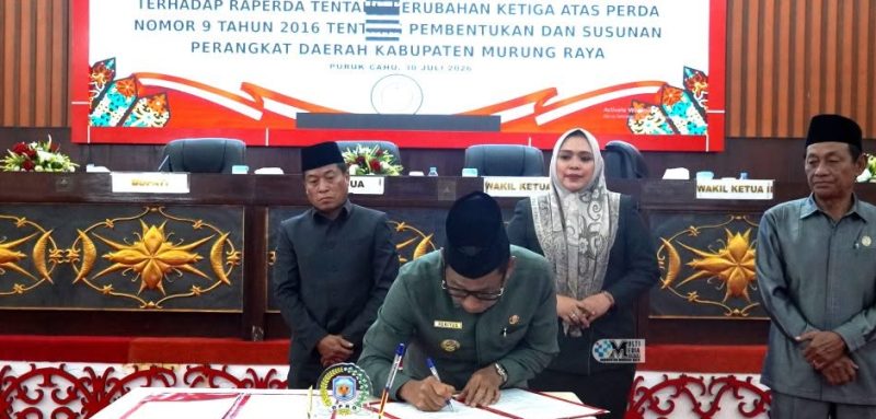 Rapat menyepakati Rancangan Peraturan Daerah (Raperda) tentang Perubahan Ketiga atas Peraturan Daerah Nomor 9 Tahun 2016 dalam Rapat Paripurna ke-8 Masa Sidang II Tahun 2026 yang berlangsung di Ruang Rapat Paripurna DPRD Kabupaten Murung Raya, Kamis (30/7/2026).