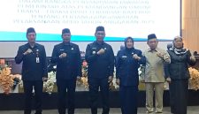 FOTO BERSAMA USAI PARIPURNA