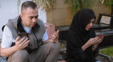 Foto Lawas Raffi Ahmad Bersama  mama amy di Makam. Instagram @
raffinagita1717's profile picture
raffinagita1717