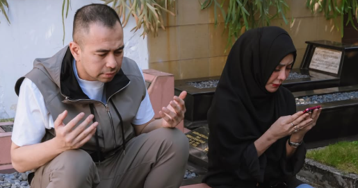 Foto Lawas Raffi Ahmad Bersama  mama amy di Makam. Instagram @
raffinagita1717's profile picture
raffinagita1717