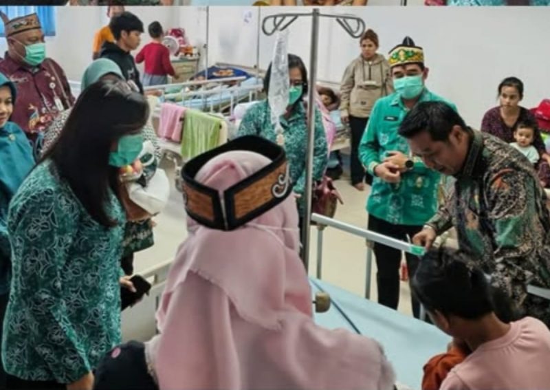 Foto Wakil Bupati Barito Utara sekaligus Ketua Pelaksana Tim Percepatan Penurunan Stunting (TPPS) Kabupaten Barito Utara, Felix Soenadi Y. Tingan, dengan melakukan kunjungan langsung ke RSUD
