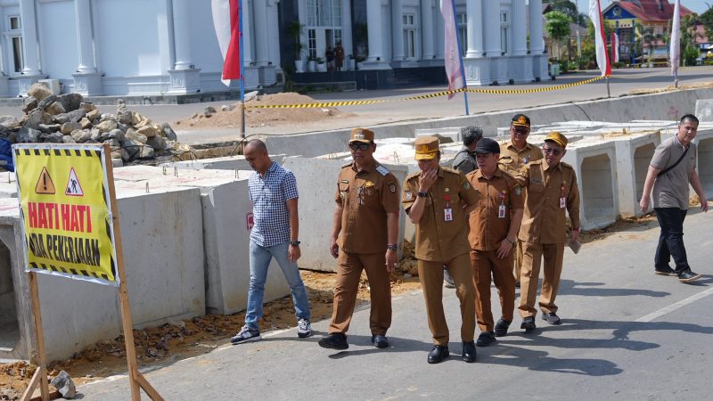 Foto Bupati Barito Utara, H. Shalahuddin, didampingi Wakil Bupati Felix Sonadie Y. Tingan dan Sekretaris Daerah Muhlis, melaksanakan peninjauan lapangan