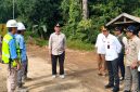 Foto Bupati Barito Utara, H. Shalahuddin menegur pihak perusahaan PT Barito Bangun Nusantara saat melakukan kunjungan ke Desa Mampuak II, Kecamatan Teweh Timur