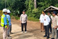 Foto Bupati Barito Utara, H. Shalahuddin menegur pihak perusahaan PT Barito Bangun Nusantara saat melakukan kunjungan ke Desa Mampuak II, Kecamatan Teweh Timur