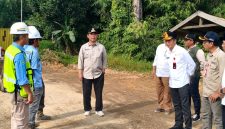 Foto Bupati Barito Utara, H. Shalahuddin menegur pihak perusahaan PT Barito Bangun Nusantara saat melakukan kunjungan ke Desa Mampuak II, Kecamatan Teweh Timur