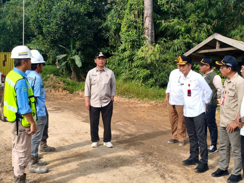 Foto Bupati Barito Utara, H. Shalahuddin menegur pihak perusahaan PT Barito Bangun Nusantara saat melakukan kunjungan ke Desa Mampuak II, Kecamatan Teweh Timur