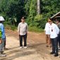 Foto Bupati Barito Utara, H. Shalahuddin menegur pihak perusahaan PT Barito Bangun Nusantara saat melakukan kunjungan ke Desa Mampuak II, Kecamatan Teweh Timur