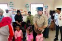 Foto Bupati Barito Utara, H. Shalahuddin menyalurkan bantuan berupa seragam, tas, dan alat tulis kepada 18 anak TK dan PAUD Permata Bunda Mampuak II, Kecamatan Teweh Timur