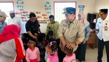 Foto Bupati Barito Utara, H. Shalahuddin menyalurkan bantuan berupa seragam, tas, dan alat tulis kepada 18 anak TK dan PAUD Permata Bunda Mampuak II, Kecamatan Teweh Timur