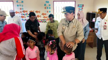 Foto Bupati Barito Utara, H. Shalahuddin menyalurkan bantuan berupa seragam, tas, dan alat tulis kepada 18 anak TK dan PAUD Permata Bunda Mampuak II, Kecamatan Teweh Timur