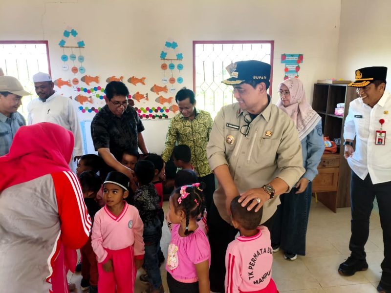 Foto Bupati Barito Utara, H. Shalahuddin menyalurkan bantuan berupa seragam, tas, dan alat tulis kepada 18 anak TK dan PAUD Permata Bunda Mampuak II, Kecamatan Teweh Timur