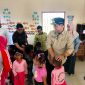Foto Bupati Barito Utara, H. Shalahuddin menyalurkan bantuan berupa seragam, tas, dan alat tulis kepada 18 anak TK dan PAUD Permata Bunda Mampuak II, Kecamatan Teweh Timur