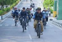 Foto Bupati Barito Utara, H. Shalahuddin bersama jajaran Kepala OPD dan masyarakat mengikuti kegiatan gowes bersama dan Car Free Day (CFD)