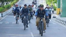 Foto Bupati Barito Utara, H. Shalahuddin bersama jajaran Kepala OPD dan masyarakat mengikuti kegiatan gowes bersama dan Car Free Day (CFD)
