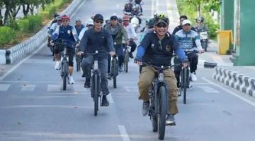 Foto Bupati Barito Utara, H. Shalahuddin bersama jajaran Kepala OPD dan masyarakat mengikuti kegiatan gowes bersama dan Car Free Day (CFD)