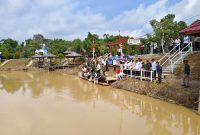 Foto Bupati dan Wakil Bupati Barito Utara, H. Shalahuddin dan Felix Sonadie bersama jajaran secara kompak melepas sebanyak 76.000 bibit ikan