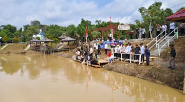 Foto Bupati dan Wakil Bupati Barito Utara, H. Shalahuddin dan Felix Sonadie bersama jajaran secara kompak melepas sebanyak 76.000 bibit ikan