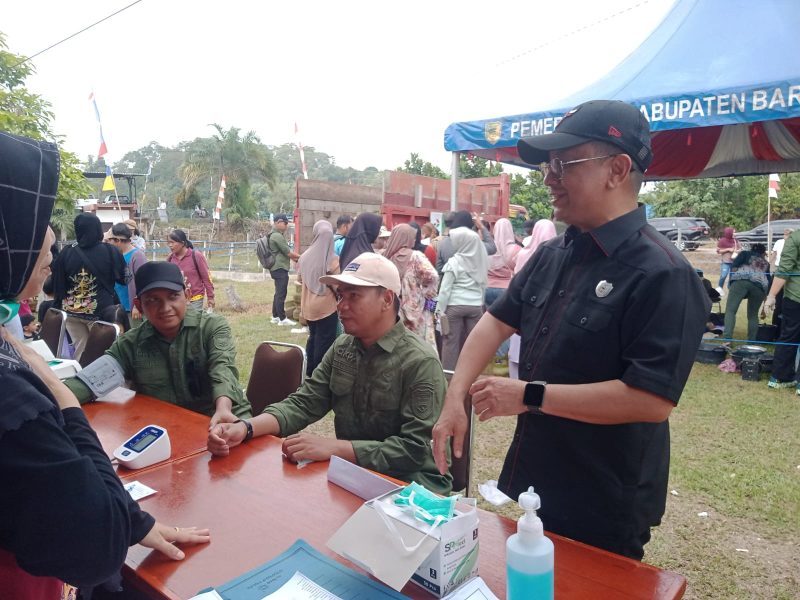 Foto Ketua Komisi II DPRD Kabupaten Barito Utara, H. Taufik Nugraha turut berpartisipasi dalam rangkaian kegiatan Gerakan Pangan Murah (GPM)