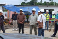 Bupati H. Shalahuddin yang didampingi Wakil Bupati Felix Sonadie Y. Tingan ke lokasi proyek pembangunan Jembatan Lemo dan instalasi PDAM di Desa Jingah