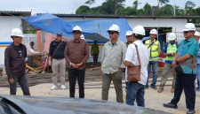 Bupati H. Shalahuddin yang didampingi Wakil Bupati Felix Sonadie Y. Tingan ke lokasi proyek pembangunan Jembatan Lemo dan instalasi PDAM di Desa Jingah