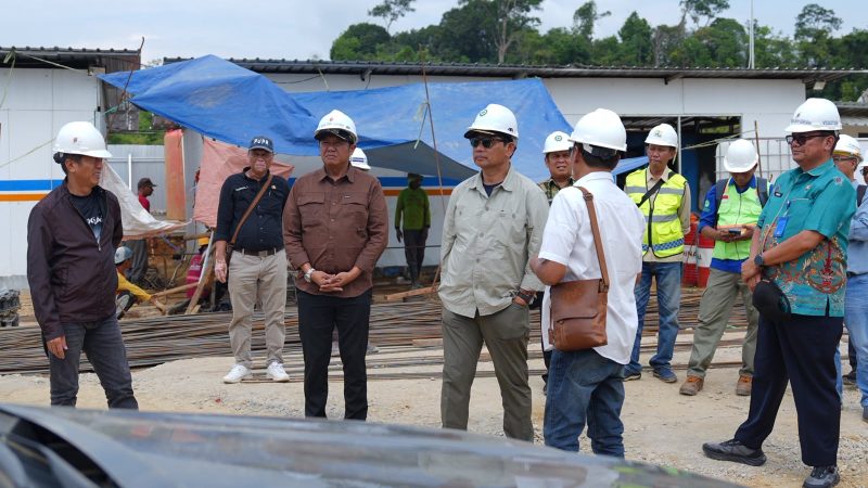 Bupati H. Shalahuddin yang didampingi Wakil Bupati Felix Sonadie Y. Tingan ke lokasi proyek pembangunan Jembatan Lemo dan instalasi PDAM di Desa Jingah