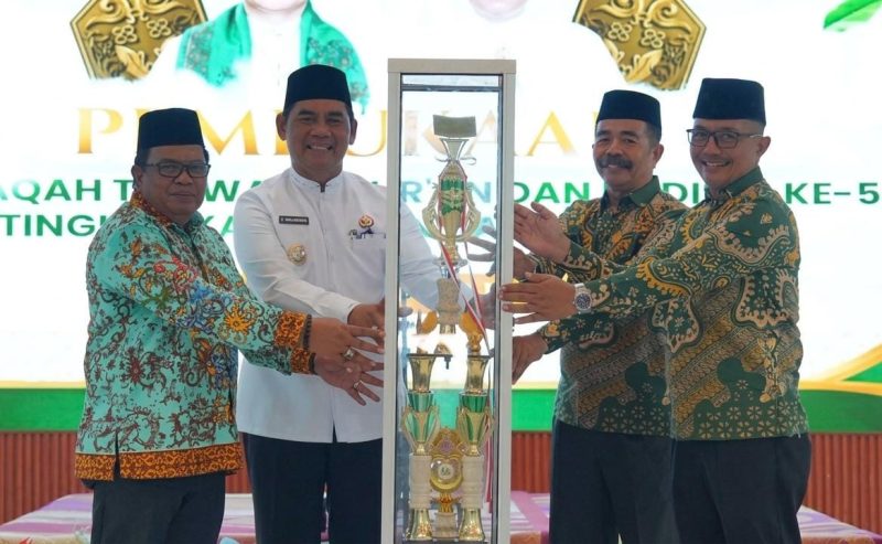 Foto Bupati Barito Utara, H. Shalahuddin didampingi Wakil Bupati Felix Sonadie Y. Tingan dan Sekretaris Daerah Muhlis secara resmi membuka Musabaqah Tilawatil Qur’an dan Hadits (MTQH) ke-53
