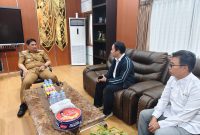 Manager ULP PLN Barito Utara, saat mendatangi BUpati Barito Utara, Shalahuddin, Senin (26/7/26)