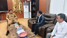 Manager ULP PLN Barito Utara, saat mendatangi BUpati Barito Utara, Shalahuddin, Senin (26/7/26)