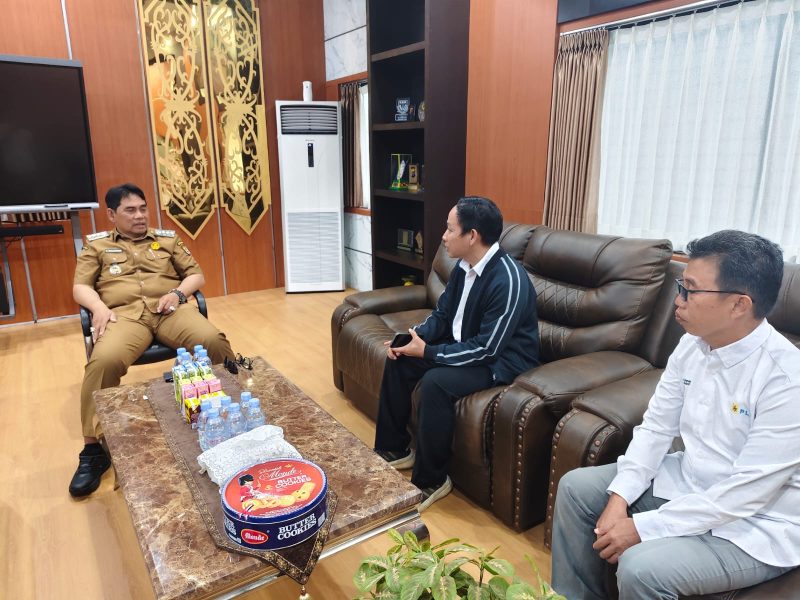 Manager ULP PLN Barito Utara, saat mendatangi BUpati Barito Utara, Shalahuddin, Senin (26/7/26)