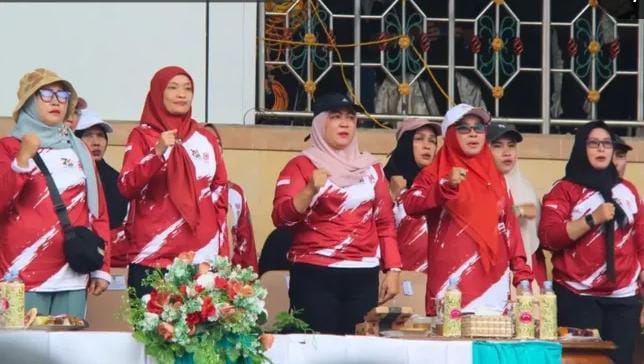 Foto senam massal yang digelar untuk memperingati Hari Ulang Tahun (HUT) ke-76 Kabupaten Barito Utara sekaligus HUT ke-81 Republik Indonesia