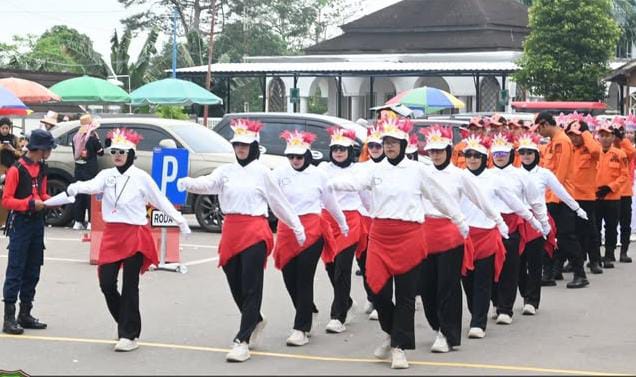 Setwan DPRD Barito Utara turut ambil bagian dalam lomba gerak jalan antar instansi, Senin (27/7). Foto-ist