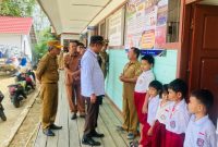 Foto Bupati Barito Utara H. Shalahuddin bersama Wakil Bupati Felix Sonadie Y. Tingan menuntaskan penyaluran Program SIP Pintar yang menyasar 9 kecamatan