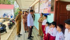 Foto Bupati Barito Utara H. Shalahuddin bersama Wakil Bupati Felix Sonadie Y. Tingan menuntaskan penyaluran Program SIP Pintar yang menyasar 9 kecamatan