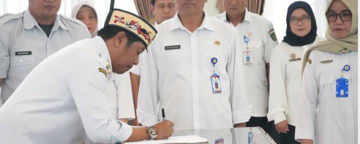 Foto Pemerintah Kabupaten Barito Utara resmi mengukuhkan sebanyak 31 anggota Badan Permusyawaratan Desa (BPD) Pengganti Antar Waktu (PAW) yang berasal dari 20 desa