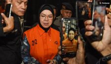 Bupati Sukoharjo Etik Suryani (kedua kiri) mengenakan rompi tahanan usai menjalani pemeriksaan di Gedung Merah Putih KPK, Jakarta, Sabtu (11/7/2026). (ANTARA FOTO/Indrianto Eko Suwarso) 