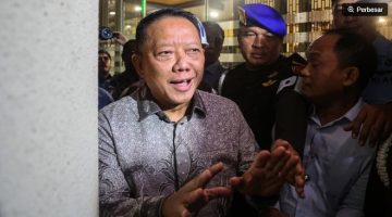 Mantan Jaksa Agung Muda Bidang Tindak Pidana Khusus Febrie Adriansyah (tengah) menjawab pertanyaan wartawan seusai menjalani pemeriksaan di Kejaksaan Agung, Jakarta, Jumat (24/7/2026). [ANTARA FOTO/Darryl Ramadhan/sgd] 
