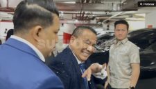 Pengacara kondang Hotman Paris menyambangi Kejaksaan Agung, pada Jumat (17/7/2026). (Suara.com/Faqih) 