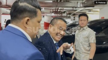 Pengacara kondang Hotman Paris menyambangi Kejaksaan Agung, pada Jumat (17/7/2026). (Suara.com/Faqih) 