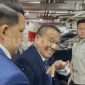 Pengacara kondang Hotman Paris menyambangi Kejaksaan Agung, pada Jumat (17/7/2026). (Suara.com/Faqih) 