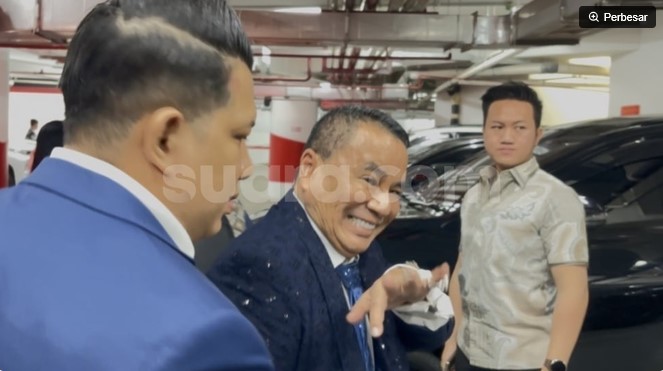 Pengacara kondang Hotman Paris menyambangi Kejaksaan Agung, pada Jumat (17/7/2026). (Suara.com/Faqih) 