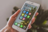 Ilustrasi aktivitas pengguna media sosial di smartphone (Pexels/Castorly Stock) 