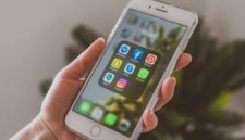 Ilustrasi aktivitas pengguna media sosial di smartphone (Pexels/Castorly Stock) 