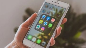 Ilustrasi aktivitas pengguna media sosial di smartphone (Pexels/Castorly Stock) 