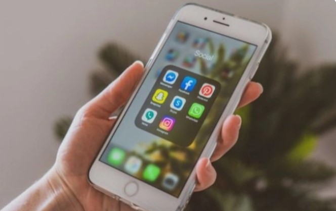 Ilustrasi aktivitas pengguna media sosial di smartphone (Pexels/Castorly Stock) 