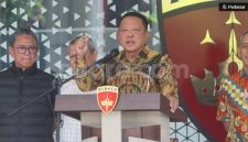 Jaksa Agung Muda Tindak Pidana Khusus (Jampidsus) Kejaksaan Agung, Febrie Adriansyah (kanan) menyampaikan keterangan saat konferensi pers di Kejaksaan Agung, Jakarta, Jumat (10/7/2026). [Suara.com/Alfian Winanto]
