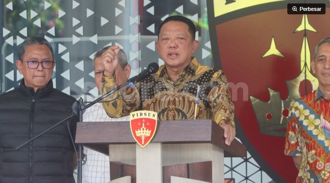 Jaksa Agung Muda Tindak Pidana Khusus (Jampidsus) Kejaksaan Agung, Febrie Adriansyah (kanan) menyampaikan keterangan saat konferensi pers di Kejaksaan Agung, Jakarta, Jumat (10/7/2026). [Suara.com/Alfian Winanto]
