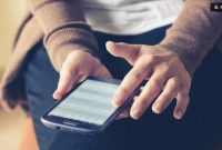 Ilustrasi browsing internet dengan smartphone. (Pexels.com) 
